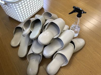 抗菌スリッパで使用後に毎回消毒